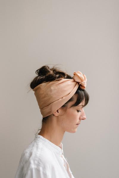 carré_de_soie_pêche_teint_a_la_main_Daucus_Tinctura_Teinture_Végétale