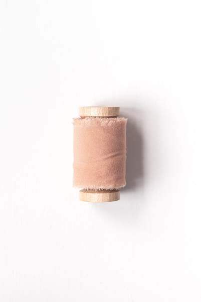 ruban_de_soie_nude_teinté_a_la_main_Daucus_Tinctura_Teinture_Végétale