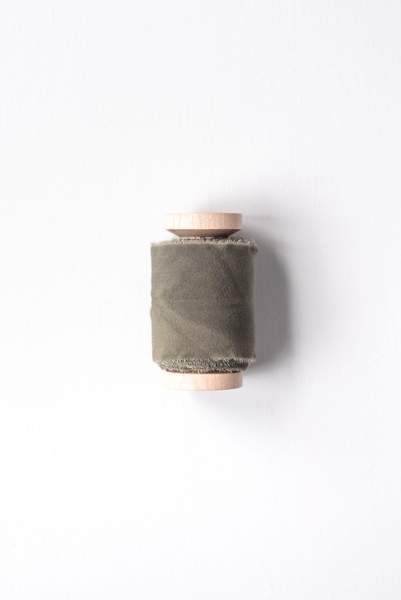 ruban_de_soie_vert_teinté_a_la_main_Daucus_Tinctura_Teinture_Végétale