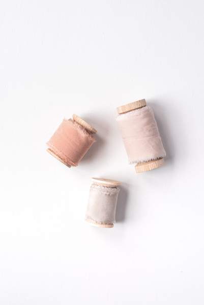 Trio_de_rubans_de_soie_teintés_a_la_main_Daucus_Tinctura_Teinture_Végétale