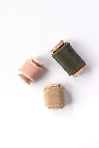 Trio_de_rubans_de_soie_teintés_a_la_main_Daucus_Tinctura_Teinture_Végétale