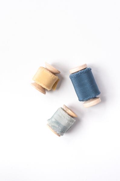 Trio_de_rubans_de_soie_teintés_a_la_main_Daucus_Tinctura_Teinture_Végétale